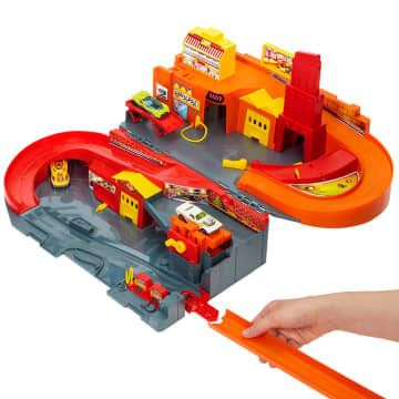Hot Wheels Rajdowe miasto Przenośny zestaw, 3 metalowe autka w skali 1:64 i tor Szybki klik Zabawka 3+ - Image 5 of 6
