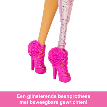 Barbie Luxe Stijl Nr. 2 Pop in Roze Barbiecore Set Met Topje En Rok, Zwart Haar En Beenprothese - Image 3 of 6