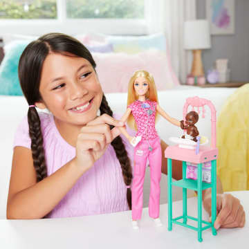 Barbie Παιδίατρος Σετ Παιχνιδιού Με Ξανθιά Κούκλα, 1 Κούκλα Μωράκι, Έπιπλο Και Αξεσουάρ