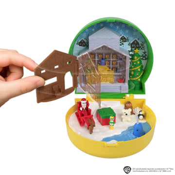 Polly Pocket Micro Dolls And Playset, Collaboration Elf Compact With 6 Accessories, Holiday Theme - Imagen 3 de 6