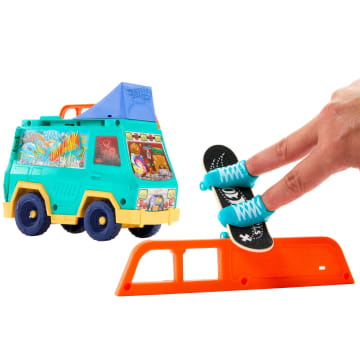 Conjunto Furgoneta De Skate De Tony Hawk Y Hot Wheels Skate Con Tabla “Fingerboard” Exclusiva Y Zapatillas De Skate De Quita Y Pon - Image 2 of 6