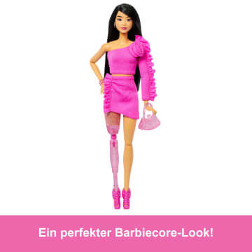 Barbie Deluxe Style-Puppe Nr. 2 Mit Pinkfarbenem Barbiecore-Oberteil Und Passendem Rock, Schwarzen Haaren Und Beinprothese