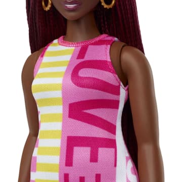 Barbie Fashionistas Puppe Im Ärmellosen Kleid Mit Der Aufschrift Love“, Kurvig, Purpurrote Zöpfe, Für Kinder Von 3 Bis 8 Jahren - Bild 4 von 6