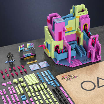 MEGA Squid Game Treppenhaus Bauspielzeug-Sets Mit Actionfigur (1707 Teile) Für Sammler - Image 3 of 6