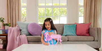 Barbie Funkelnd Leuchtendes Einhorn Mit 20 Interaktiven Kombinationen Aus Lichtern, Geräuschen Und Musik