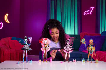 Muñeca Frankie Stein De La Colección Cumplespantos De Monster High Con Vestido De Fiesta, Globo Y Regalo - Imagen 2 de 6