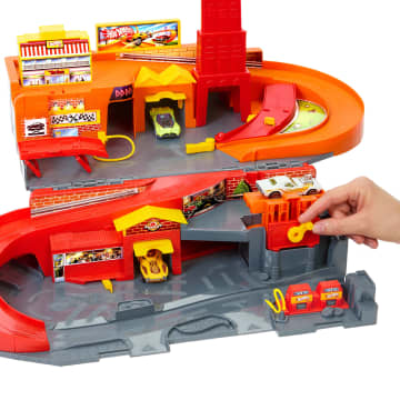 Hot Wheels Rajdowe miasto Przenośny zestaw, 3 metalowe autka w skali 1:64 i tor Szybki klik Zabawka 3+ - Image 3 of 6