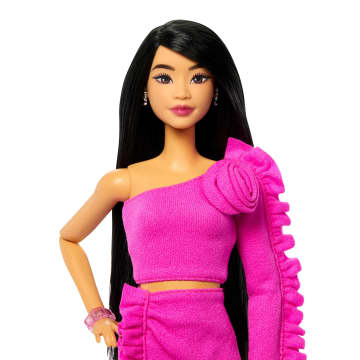 Κούκλα Barbie Deluxe Style #2 Με Ροζ Barbiecore Μπλουζάκι Και Φούστα Σετ, Μαύρα Μαλλιά Και Προσθετικό Πόδι.