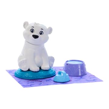 Muñeca De Moda De Elsa Y Figura De Osito Polar De Disney Frozen Con 4 Accesorios De Cuidado - Imagen 3 de 6