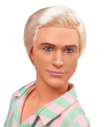 Muñeco Ken De La Película De Barbie Con Un Conjunto Playero A Rayas Pastel