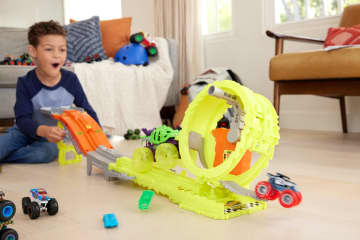 Hot Wheels Monstertrucks Powerkrakers Racen En Achtervolgen, Met Oversized Skelesaurus, Bottenschudder (Schaal 1:64) En 2 Pletbare Auto'S