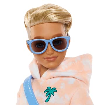 Barbie Dream Besties Ken Modepop Met 9 Accessoires Met Zomer- En Skateboardthema - Image 4 of 6