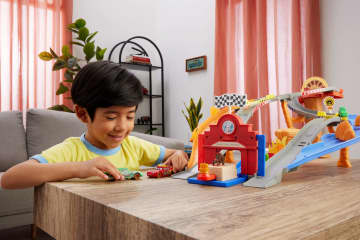 Conjunto Circuito De Carreras De Rescate De La Serie Rescate A Toda Máquina En Radiador Springs De Disney Pixar Cars Con Cuatro Coches De Juguete - Image 2 of 6
