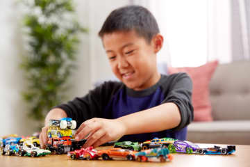 Hot Wheels, 8'Li 1:64 Ölçekli Temel Oyuncak Araba Ve Kamyon Seti, 1 Özel Araba Içerir, Stilleri Farklılık Gösterebilir - Imagen 2 de 6