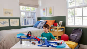 Disney Und Pixar Cars Grc Sprung-Rennstrecke Spielset Mit 2 Spielzeugfahrnzeugen, Darunter Lightning Mcqueen