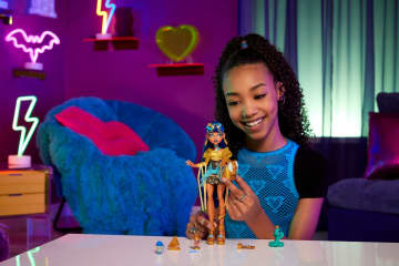 Monster High Cleo De Nile Modepuppe Mit Tier Hissette Und Accessoires - Image 2 of 6
