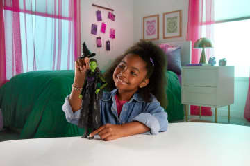 Modepop Elphaba Uit Wicked Van Universal Pictures Met Verwijderbare Modeartikelen En Accessoires