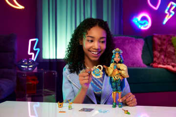 Monster High Monster Fest Cleo De Nile, Bambola Alla Moda Con Outfit Da Festival, Poster Della Band E Accessori