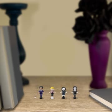 Polly Pocket Voor Verzamelaars, The Addams Family, Compacte Speelset, Speciale Editie, Poppen En Speelset - Imagen 5 de 6