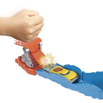 Hot Wheels Wreck & Ride Gorilla Düşman Yaratıklar Oyun Seti Ve 1 Adet Oyuncak Araba