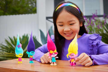 Dreamworks Trolls Fun Fair Surprise Trendsettin' Queen Poppy Fashion Doll