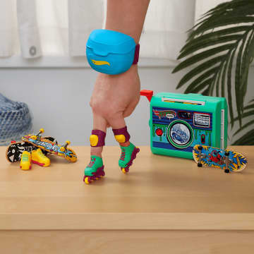 Hot Wheels Skate Terug Naar De Jaren 90 Set, Vingerboards En Vingerskeelers, Schoenen En Cameratas (9 Onderdelen) - Image 2 of 3