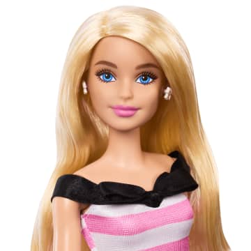 Barbie-Modepuppe Mit Blonden Haaren Zum Feier Des 65-Jährigen Jubiläums, Pink Gestreiftes Kleid Und Accessoires - Image 2 of 6