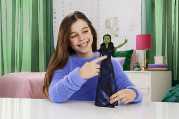 Mattel Wicked Emerald City Dessertwagen Mit Elphaba-Puppe – Spielzeug-Set Mit 7 Zubehörteilen