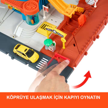 1:64 Ölçekli Taksi, Tekne Ve Helikopterin Yanı Sıra Yiyecek Arabası Aksesuarı (3 Araç, 1 Aksesuar) Ile Matchbox Aksiyon Sürücüleri Şehir Maceraları Oyun Seti - Image 2 of 6