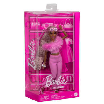 Κούκλα Barbie Deluxe Style #4 Με Μαλακό Ροζ Μπλουζάκι Και Παντελόνι, Ροζ Και Καφέ Κοτσιδάκια.
