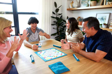 Επιτραπέζιο Παιχνίδι Scrabble, Κλασικό Οικογενειακό Παιχνίδι Λέξεων Με Δύο Τρόπους Παιχνιδιού Για 2-4 Παίκτες, Ελληνική Έκδοση