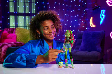 Monster High Venus Mcflytrap-Modepuppe Mit Haustier Chewlian Und Zubehör - Bild 2 von 6