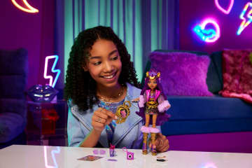 Muñeca De Clawdeen Wolf Del Monster Fest De Monster High Con Atuendo Festivalero, Póster De Un Grupo Y Accesorios