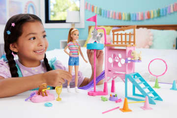 Barbie And Stacie To The Rescue, Speelset Speeltuin Voor Puppy'S, Met Pop, 3 Hondenfiguren En Accessoires - Imagen 2 de 6