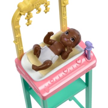 Barbie Παιδίατρος Σετ Παιχνιδιού Με Ξανθιά Κούκλα, 1 Κούκλα Μωράκι, Έπιπλο Και Αξεσουάρ