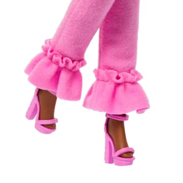 Κούκλα Barbie Deluxe Style #4 Με Μαλακό Ροζ Μπλουζάκι Και Παντελόνι, Ροζ Και Καφέ Κοτσιδάκια.