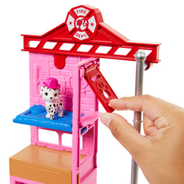 Barbie Brandweervrouw, Speelset Met Blonde Modepop, Brandweerkazerne, 2 Dierenvriendjes En Meer Dan 10 Accessoires