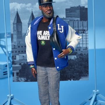 Kolej Ceketli Kıyafeti Ve Aksesuarlarıyla Koleksiyona Uygun Barbie Signature Lebron James Kenbassadors Bebek - Image 4 of 6