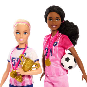 Barbie Futbol Oyun Seti, 2 Bebek 15 Aksesuar, 2 Kale, 2 Futbol Topu Ve Daha Fazlası - Image 3 of 6