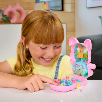 Polly Pocket Tavşancığın Çay Partisi Mini Oyun Seti, 1 Mikro Bebek Ve Evcil Tavşanlar, Stil Aksesuarlarının Yer Aldığı Seyahat Oyuncağı - Image 2 of 6