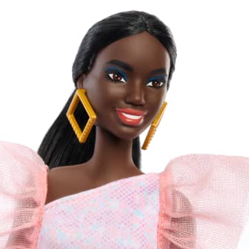 Barbie Fashionistas Puppe Nr. 216 Mit Großem Körperbau, Schwarzen Glatten Haaren Und Apricotfarbenem Kleid, 65-Jähriges Jubiläum - Imagen 3 de 6