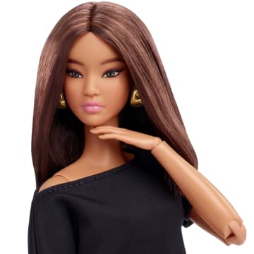 Barbie Basics-Sammelpuppe Modell 1 Mit Brünetten Haaren in Schwarzem Kleid Und Spitzen Stiefeletten - Image 4 of 6