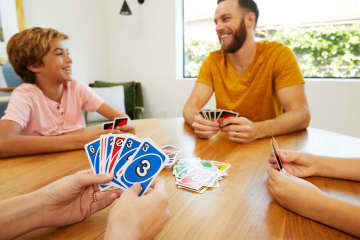 UNO Deluxe Boîte Métal – Jeu De Cartes Familial 2 à 10 Joueurs Dès 7 Ans, Carnet De Score Inclus