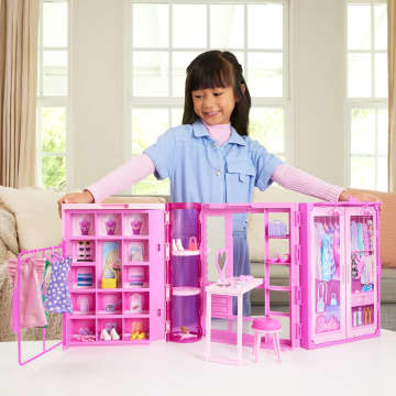 Bebek, Kıyafetler, Aksesuarlar Ve 25'Ten Fazla Parçayla 90 Cm Genişliğindeki Barbie'nin Rüya Gardrobu Ve Bebek - Image 2 of 6