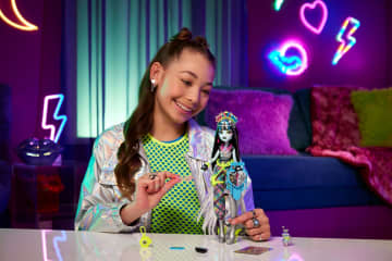 Muñeca De Frankie Stein Del Monster Fest De Monster High Con Atuendo Festivalero, Póster De Un Grupo Y Accesorios