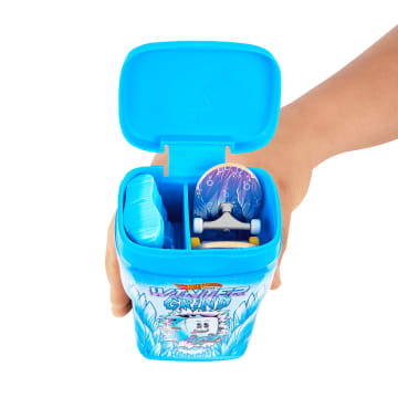 Contenitore Hot Wheels Skate Con 2 Esclusive Tavole E 1 Paio Di Scarpine Da Skate Rimovibili Nella Custodia - Image 3 of 5