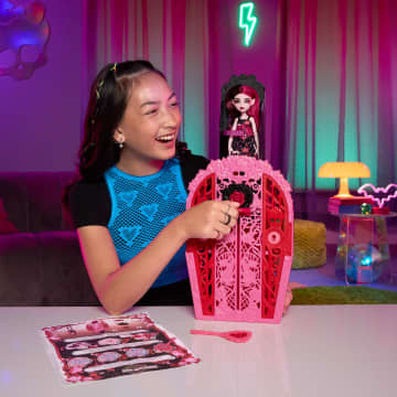 Monster High Skulltimate Secrets Garden Mysteries Σετ Παιχνιδιού Κούκλα Ντρακουλόρα Με 19+ Εκπλήξεις