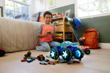 Hot Wheels Monster Trucks Mega-Wrex Alive In Scala 1:15, Veicolo Radiocomandato, Radiocomando Alimentato A Batteria Con Luci E Suoni Interattivi