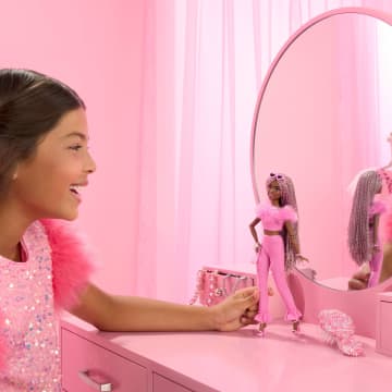 Κούκλα Barbie Deluxe Style #4 Με Μαλακό Ροζ Μπλουζάκι Και Παντελόνι, Ροζ Και Καφέ Κοτσιδάκια.