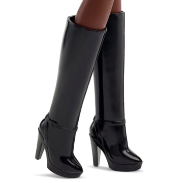Muñeca De Coleccionista Barbie Basics Modelo 03 Con Pelo Rojo Rizado, Vestido Negro Y Botas